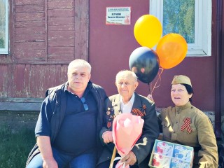 Волонтеры из Серпухова спели легендарную «Катюшу» вместе с 99-летним ветераном