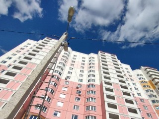У жителей дома в Восточном районе больше ничего не болтается за окном