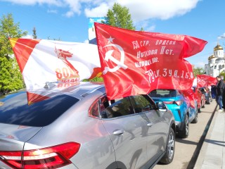 Десятки ветеранов проехали по улицам Реутова в «Бессмертном полку» на колесах