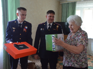 Подполковника милиции в отставке Зинаиду Колмакову поздравили с юбилеем Победы