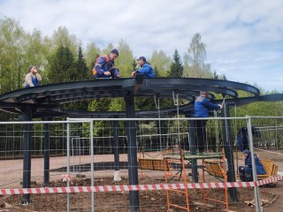 В Супоневском лесопарке ставят аттракционы
