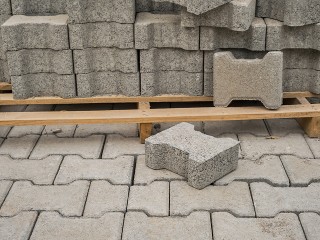 В сквере на улице Жарова отремонтируют пешеходную дорожку