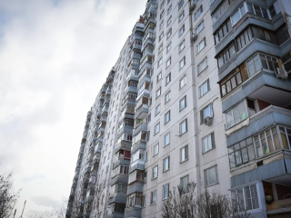 В доме на улице Молодежная отремонтировали перила и промыли мусоропровод после жалоб химчан