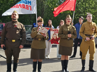 Телефонистку, медсестру, десантника, наводчика поздравила фронтовая бригада артистов