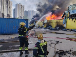 Появились кадры тушения пожара в складском помещении в Котельниках