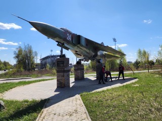 Авиационный памятник в Монине привели в порядок местные активисты