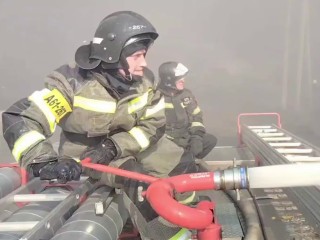 Появились кадры тушения пожара на строительном рынке в Солнечногорске