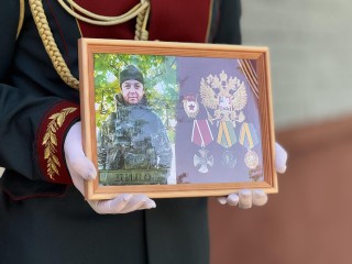 В микрорайоне Заря открыли мемориальную доску участнику СВО Сергею Шелухину