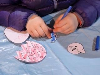 В Истре дети раскрасили сотню бумажных яиц с цыплятами внутри