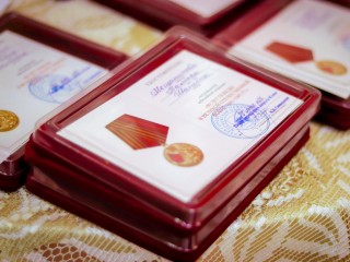 Юбилейные медали в честь 80-летия Победы вручили ветеранам в Клину