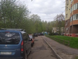 Огромную лужу на тротуаре откачали в Лосино-Петровском