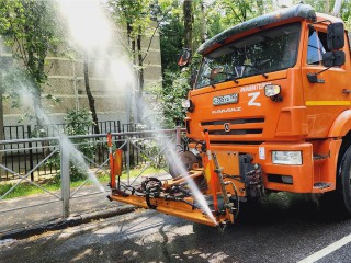 Реутов встречает жару поливом улиц и тротуаров