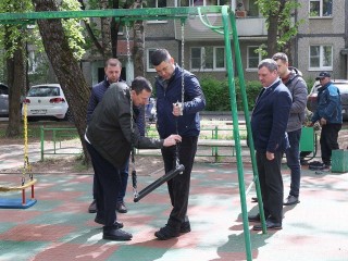 В Подольске начали обновлять детские площадки