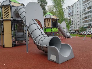 Для детей проведут конкурсы и угостят их сладостями в честь открытия новой игровой площадки