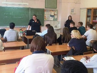 Полицейские провели беседу с учащимися образовательного комплекса в Пушкинском