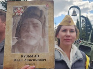 Девушка из Омска на 9 Мая рассказала о своем деде в парке «Патриот»