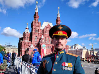 Бывший боец СВО из Лобни представил город на параде Победы