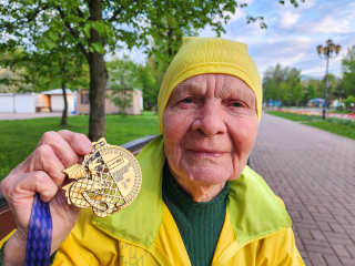 Золотую медаль Казанского марафона привезла домой 91-летняя подольская бегунья Клара Богатова
