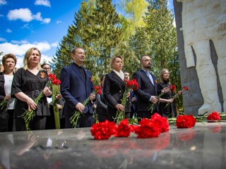 Медики Наро-Фоминского перинатального центра почтили память героев ВОВ у памятника в детском парке