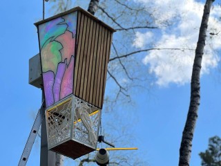 Первую в мире автоматизированную кормушку для птиц установили в Балашихе