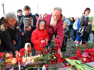 В Протвине у мемориала «Рубеж обороны» зажгли сотни свечей