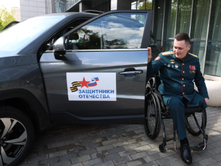 Ветерану СВО из Наро-Фоминска вручили автомобиль с ручным управлением
