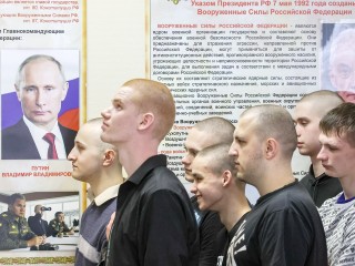 Призывникам рассказали о службе и угостили мороженым