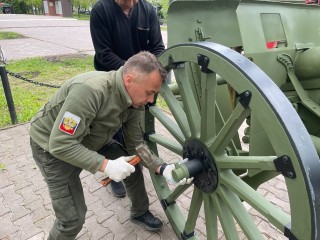 Военные пушки отремонтировал житель Краснознаменска ко Дню Победы