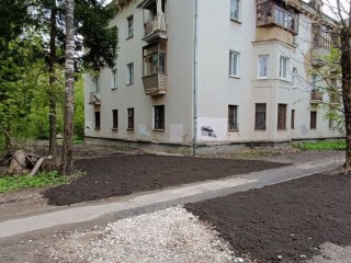 В микрорайоне Гагарина восстановили дорожки, разбитые большегрузами