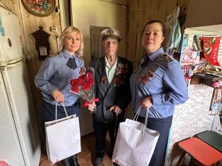 Визит к ветерану-узнику: Бориса Быкова поздравили с 80-летием Победы