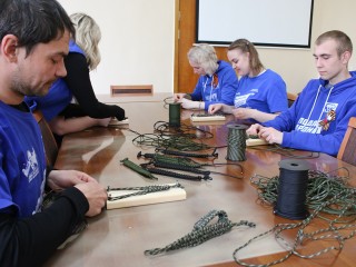 В Серебряных Прудах сплели новую партию тактических браслетов для бойцов СВО