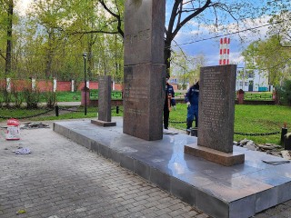 В Первомайском заменили плитку на памятнике героям войны