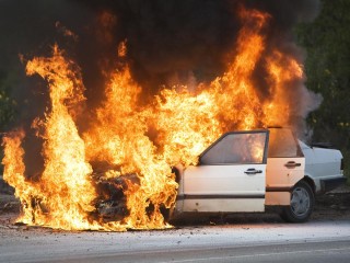 В Воскресенске сгорел автомобиль напротив детского садика