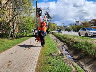 Рабочие украсили Волоколамское шоссе в Истре символами Дня Победы