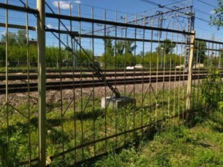 В Подмосковье путь через рельсы перекрыли железобетоном