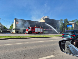Пожарные продолжают проливку ТЦ в Королеве после ликвидации огня