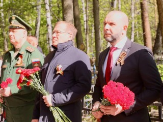 Руслан Заголовацкий почтил память павших воинов у Братской могилы