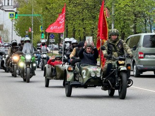 Глава Краснознаменска проехал с иконой на мотоцикле по улицам города