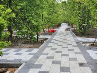 Новая плитка в сквере Королева сможет выдержать вес колесного трактора