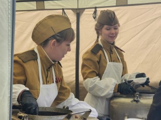 Гости Парка Мира оценили полевую кухню с горячей кашей