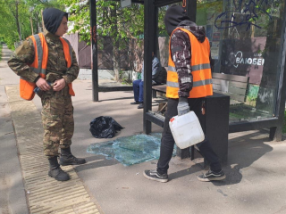 В Люберцах устраняют последствия повреждений остановочных павильонов