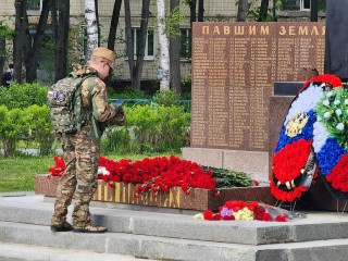 Ученики спортшколы по кикбоксингу вместе с тренером возложили цветы к мемориалу «Скорбящая мать»