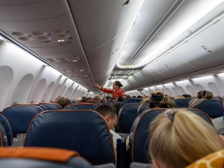 Пассажиров не станут штрафовать за оставление места до остановки самолета
