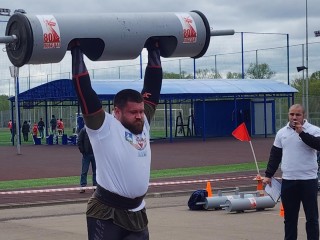 Прямо смотр богатырей: в Звенигороде соревновались силачи со всей страны