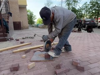 По просьбе жителей: новую брусчатку на миллион рублей укладывают у дома в южной части города