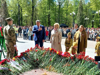 Электростальцы возложили цветы к Вечному огню и памятнику героям спецоперации