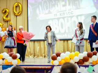 Депутат Госдумы Ирина Роднина поздравила выпускников Химок на последнем звонке