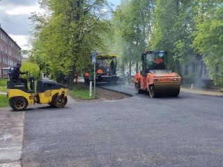 Дорожные службы приступили к укладке нового асфальта на улице Корнеева в Электростали