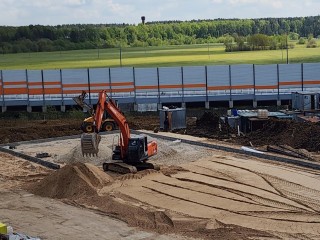 Около строящейся школы в Восточном районе обустраивают парковку и тротуары