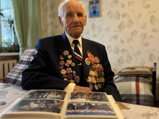 Памятную табличку ветерану установили на доме на ул. Надсоновской в Пушкино